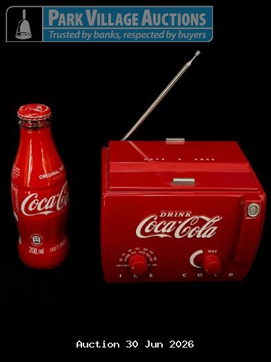 COCA-COLA THEMED RETRO RADIO WITH MATCHING BOTTLE DISPLAY