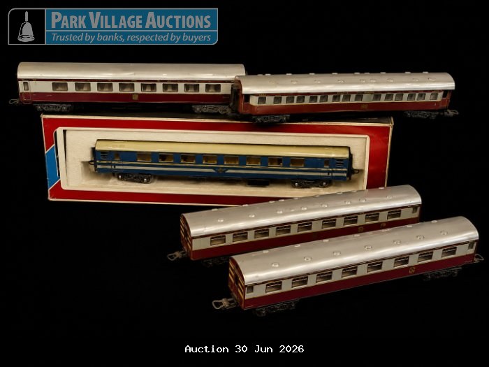 LIMA VINTAGE MODEL TRAIN PASSENGER COACHES WITH ORIGINAL BOX