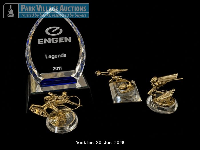 ENGEN LEGENDS 2011 CRYSTAL AWARD WITH GOLD DECORATIVE FIGURINES
