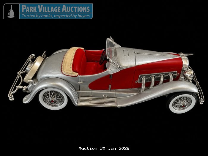 SILVER AND RED VINTAGE-STYLE DIE-CAST ROADSTER MODEL WITH DETAILED CHROME TRIM, WIRE-SPOKE WHEELS AND WHITEWALL TYRES,
