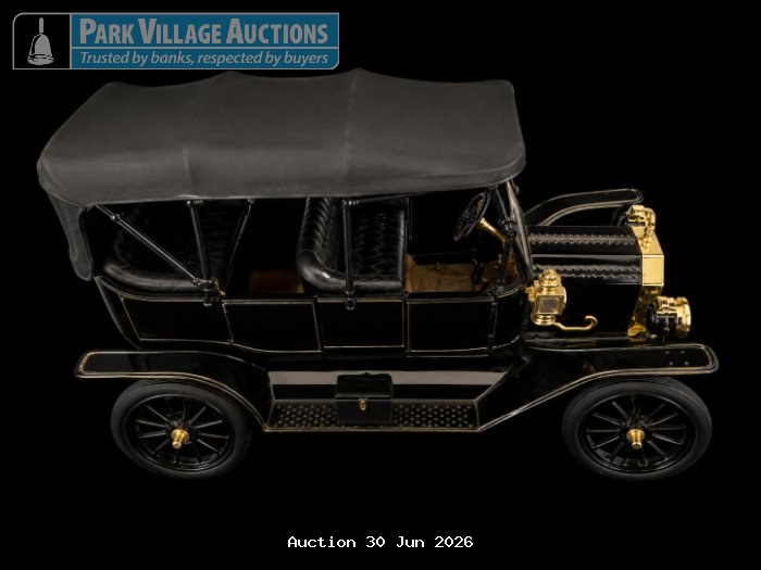 1931 FORD MODEL A, VINTAGE-STYLE DIE-CAST CLASSIC TOURING CAR MODEL WITH BLACK CANOPY, GOLD DETAILING AND SPOKED WHEELS