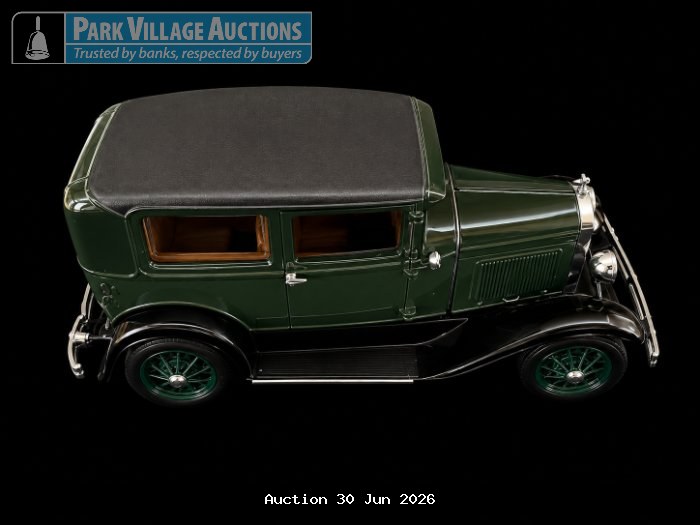 DARK GREEN VINTAGE-STYLE DIE-CAST CLASSIC SALOON MODEL WITH BLACK ROOF, CHROME DETAILING AND GREEN SPOKED WHEELS