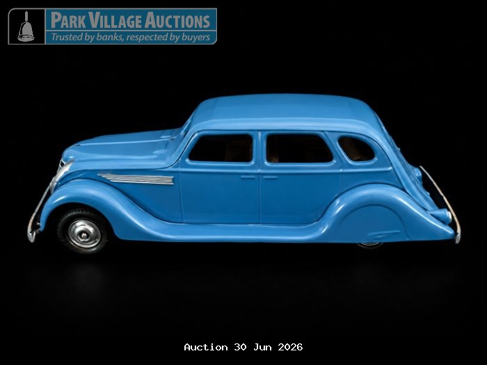 BLUE VINTAGE-STYLE DIE-CAST CLASSIC SALOON MODEL WITH STREAMLINED BODY, CHROME DETAILING AND SIDE PROFILE