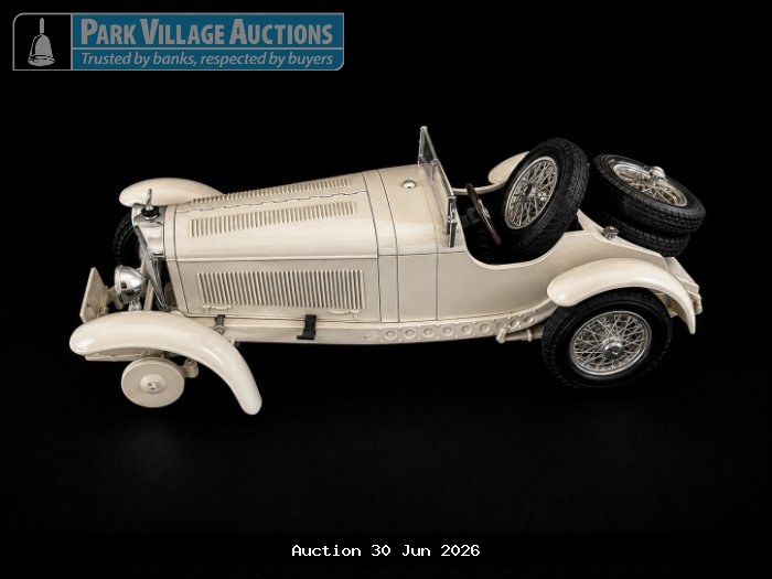 BURAGO 1931 MERCEDES-BENZ SSKL, CREAM VINTAGE-STYLE DIE-CAST ROADSTER MODEL WITH EXPOSED SPARE WHEELS, CHROME DETAILING AND WIRE-SPOKE WHEELS