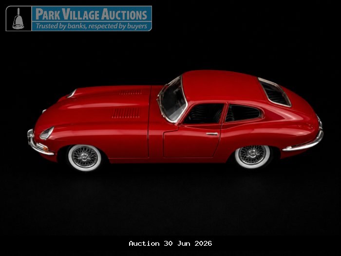 JAGUAR E-TYPE-STYLE DIE-CAST CLASSIC COUP MODEL WITH WIRE-SPOKE WHEELS AND CHROME DETAILING