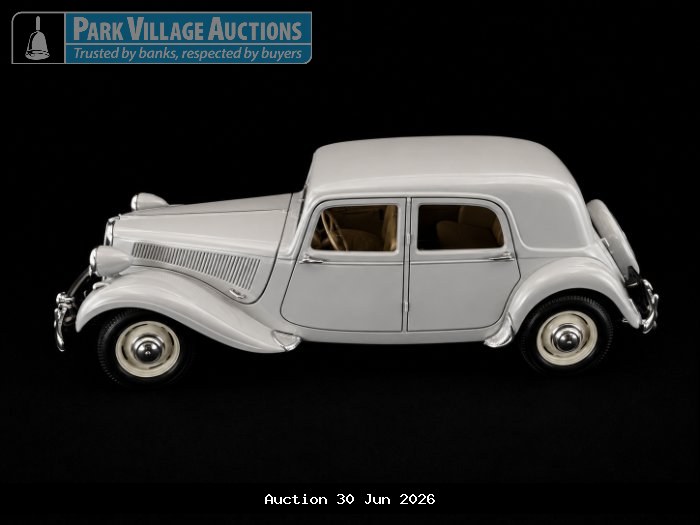 MAITSO 1952 CITROEN 15CV 6 CYL WHITE VINTAGE-STYLE DIE-CAST CLASSIC SALOON MODEL WITH CHROME DETAILING, CREAM WHEELS AND BEIGE INTERIOR