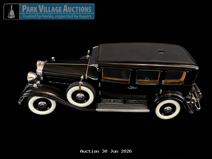 BLACK VINTAGE-STYLE DIE-CAST CLASSIC SALOON MODEL WITH TEXTURED ROOF, CHROME DETAILING AND WHITEWALL TYRES
