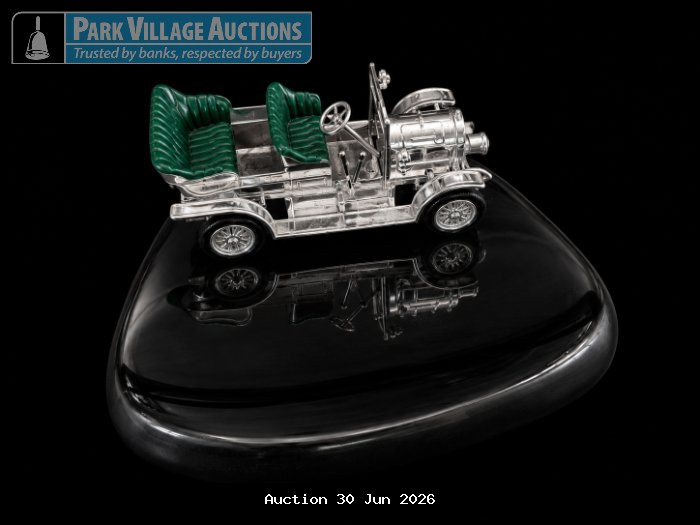 SILVER VINTAGE-STYLE DIE-CAST OPEN TOURER MODEL WITH GREEN SEATS