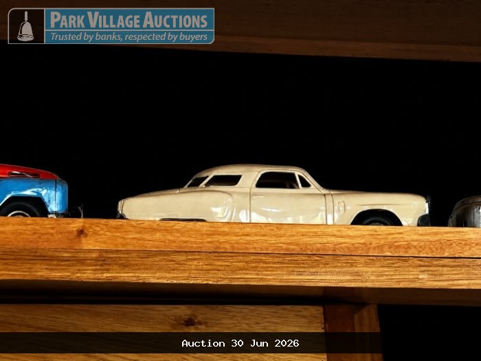VINTAGE-STYLE CREAM MODEL CAR WITH A CLASSIC LONG-BODY DESIGN