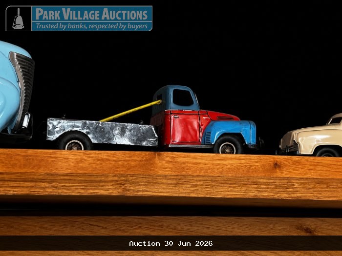 VINTAGE-STYLE TOW TRUCK MODEL WITH A RED AND BLUE CAB, SILVER FLATBED AND YELLOW TOWING ARM