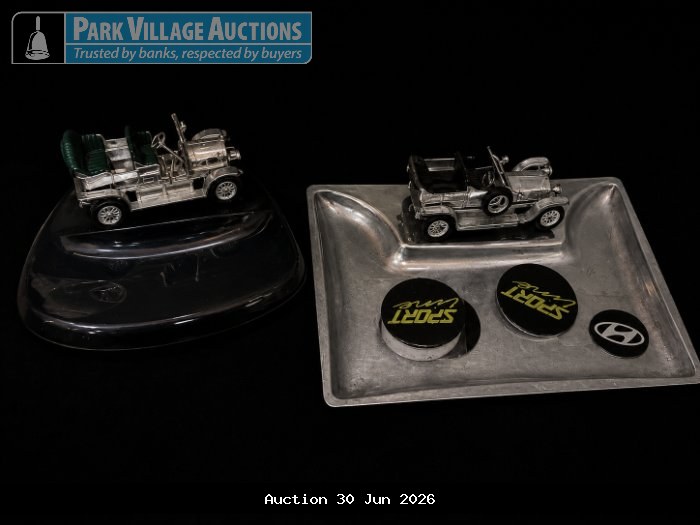 VINTAGE-STYLE AUTOMOTIVE ASHTRAY AND DISPLAY SET WITH MINIATURE SILVER CAR MODELS