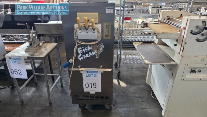 STAINLESS STEEL ICE CREAM MACHINE