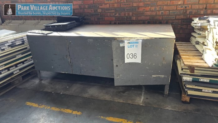 STEEL CABINET WITH FLAT TOP