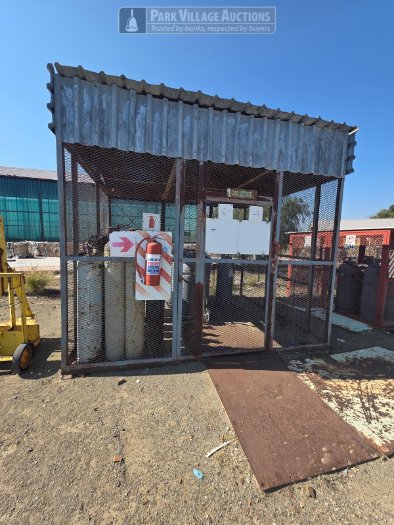 1 X GAS STORE 1 WITH CYLINDERS