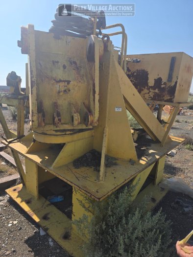 1 X OLD ROCK BREAKER BASE - SCRAP METAL