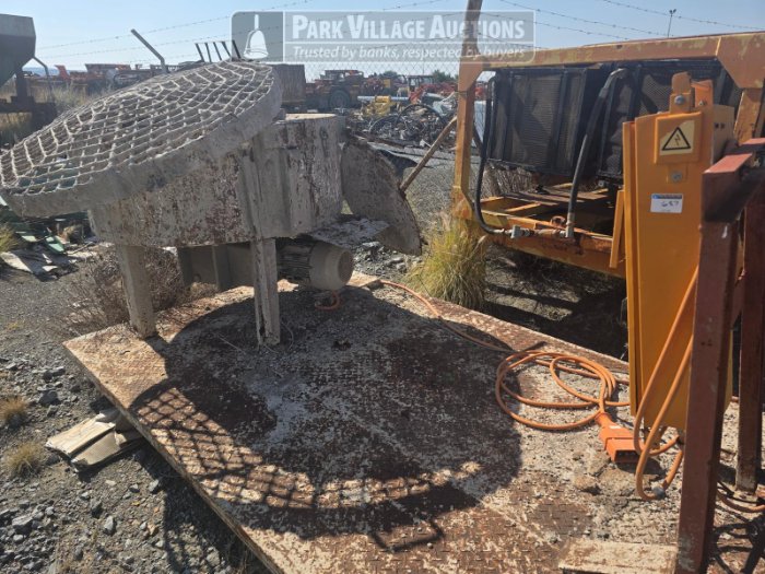 1 X OLD CONCRETE MIXER - NON FUNCTIONAL AND 7.5KW STARTER BOX - SCRAP