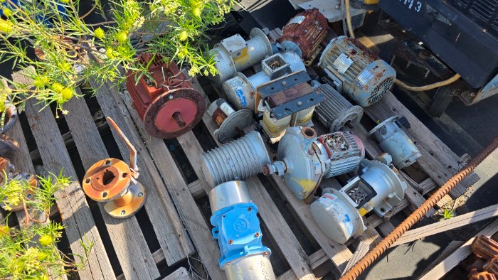 DOLLY PUSHERS, SHANKS, OLD PUMPS, VALVES, COUPLINGS, SCRAP - TUNGSTEN DRILL BITS
