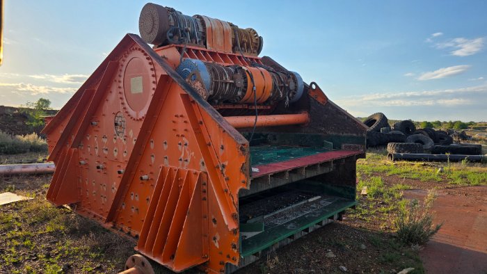 1 X VIBRAMECH DOUBLE DECK SCREEN AND VIBRATING MOTORS CONTAIN COPPER