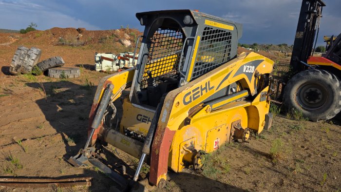 GEHL SKID STEER V330, NO WHEELS - NON RUNNER