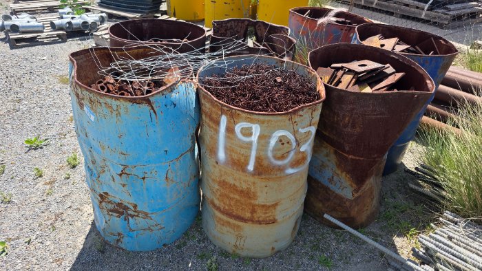 LOT NUTS, FLAT PLATES, 6 DRUMS - SCRAP METAL