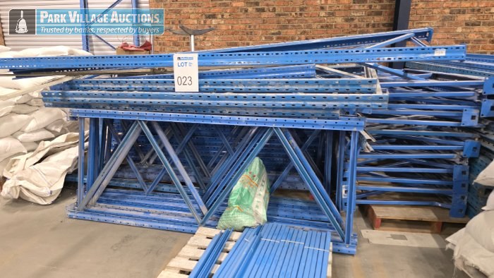 STEEL MULTI TIER INDUSTRIAL SHELVING DISMANTLED APPROXIMATELY 80 UPRIGHTS AND APPROXIMATELY 300 CROSS BEAMS - EXCLUDING CONTENTS