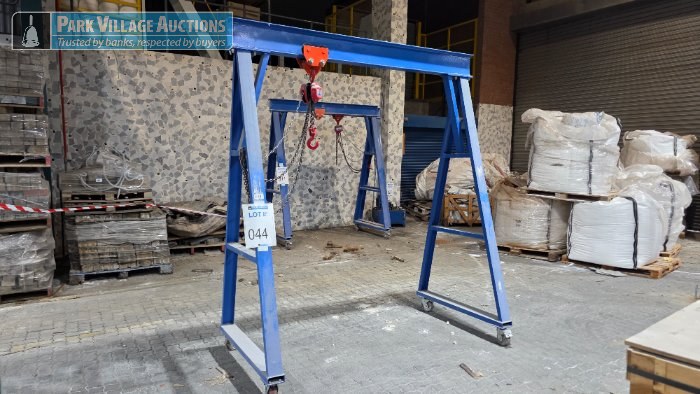 STEEL GANTRY WITH 2 TON CHAIN BLOCK