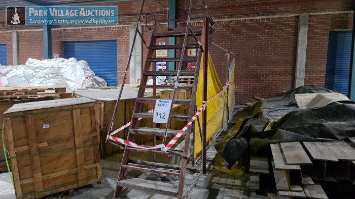 2 X ASSORTED STEP LADDERS AND 2 X WELDING SCREENS