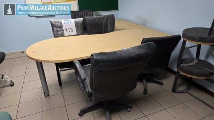 ASSORTED LEATHER SWIVEL CHAIRS ON CASTORS AND WOODEN L-SHAPE DESK