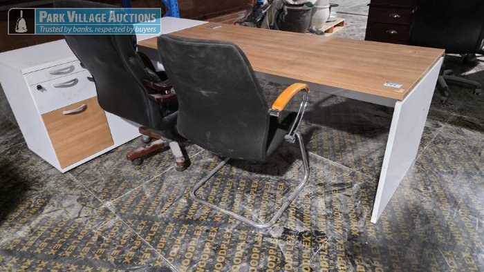 2 X ASSORTED LEATHER OFFICE CHAIRS AND WOODEN L-SHAPE DESK
