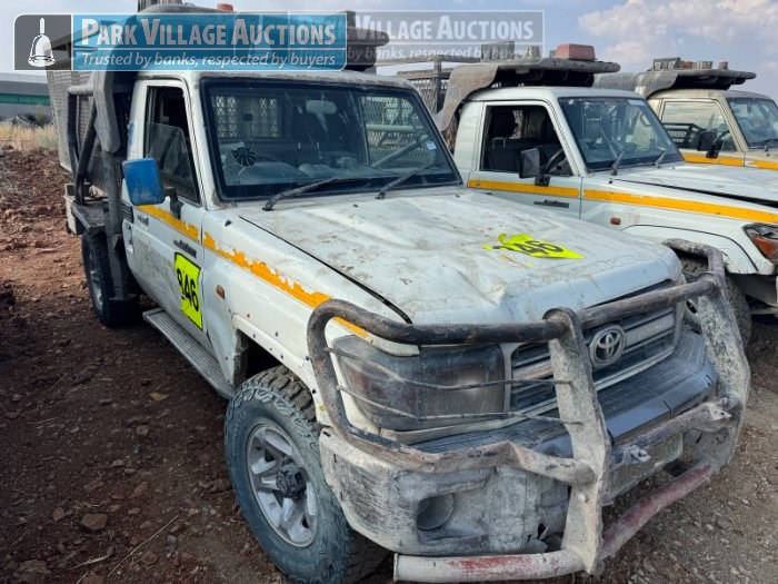 2015 TOYOTA LAND CRUISER 79, 4.2TD, SINGLE CAB LDV WITH SCISSOR LIFT, DEREGISTERED