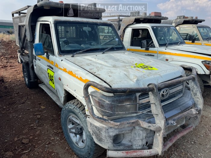 2015 TOYOTA LAND CRUISER 79, 4.2TD, SINGLE CAB LDV WITH SCISSOR LIFT,