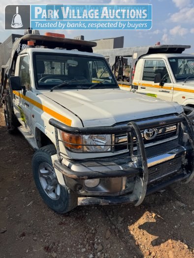 2023 TOYOTA LAND CRUISER 79, 4.2TD, SINGLE CAB LDV WITH SCISSOR LIFT ACCIDENT DAMAGED, DEREGISTERED