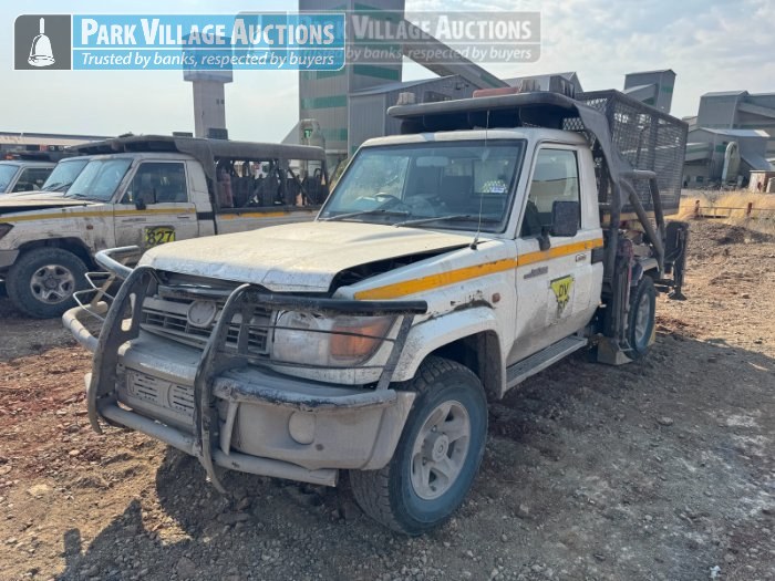 2023 TOYOTA LAND CRUISER 79, 4.2TD, SINGLE CAB LDV WITH SCISSOR LIFT ACCIDENT DAMAGED, DEREGISTERED