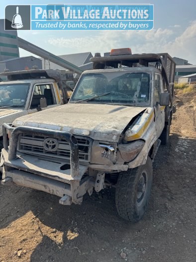 2012 TOYOTA LAND CRUISER 79, 4.2TD, SINGLE CAB LDV WITH SCISSOR LIFT ACCIDENT DAMAGED, DEREGISTERED