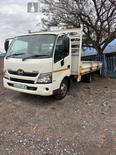 2018 HINO 300 814 DROP SIDE TRUCK.
