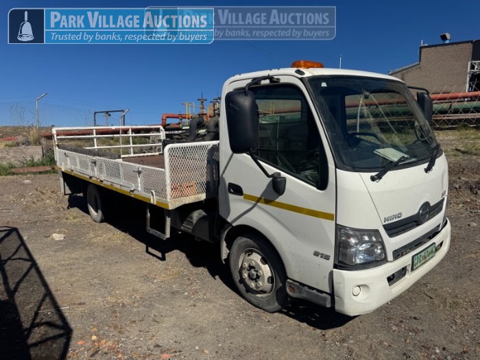 2017 HINO 300 815 FLATBED TRUCK.