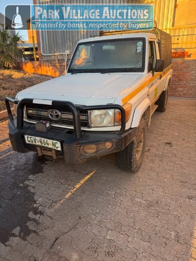 2023 TOYOTA LAND CRUISER 79 PERSONNEL CARRIER, MANUAL, WINDSCREEN CRACKED