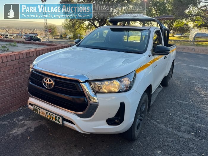 2023 TOYOTA HILUX 2.4DG6 RAIDER DOUBLE CAB LDV, MANUAL, CHIPS CRACKS ON WINDSCREEN