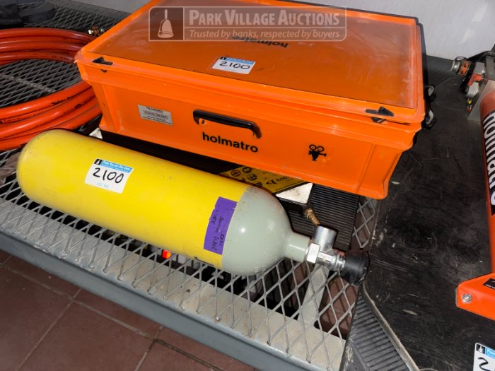 LOT HOLMATRO LIFTING BAG KIT WITH CYLINDER, BAG AND VALVES - EXCLUDING SHELVING