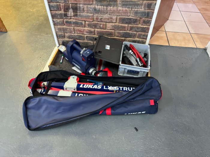 LOT LUKAS RESCUE KIT, BATTERY OPERATED, STRUT, JAWS OF LIFE, MULTITOOL, RAM, SPREADER AND 4 X BATTERIES