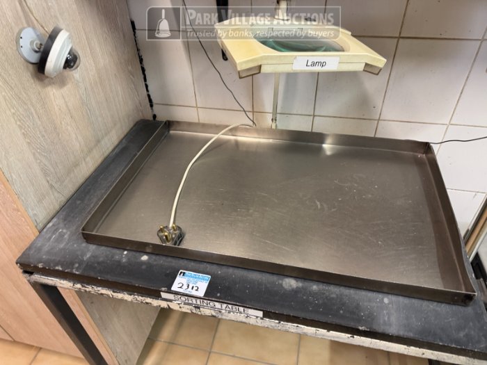 1 X SORTING TABLE WITH MAGNIFYING GLASS