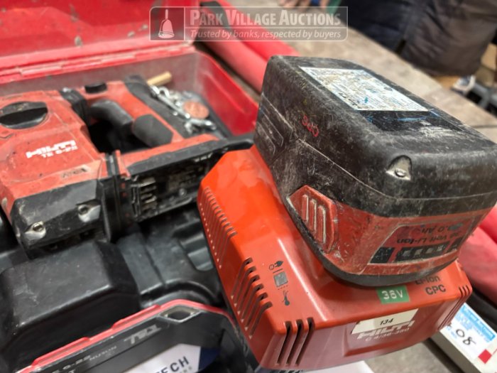 1 X 2022 HILTI TE6-22 HAND DRILL WITH CHARGER, DRILL BITS IN CASE
