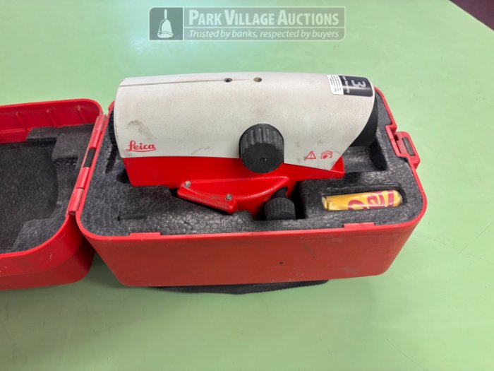 1 X 2011 LEICA GEOSYSTEMS AG AUTOMATIC DUMY LEVEL WITH 20 X MAGNIFICATION, IN A CASE
