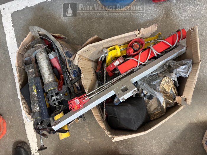 1 BOX VARIOUS TOOLS HAMMER, SILICONE GUNS, DRILL BITS, SCREW DRIVERS, ETC.