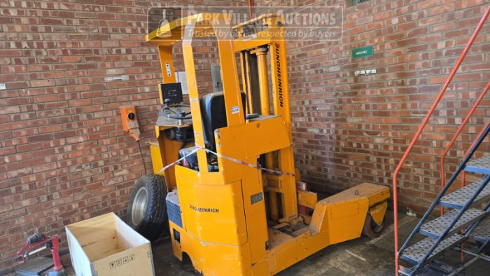 1988 JUNGHEINRICH ELECTRICAL FORKLIFT FAULT MODEL ETVQ A206 115-350 ZT WITH CHARGER