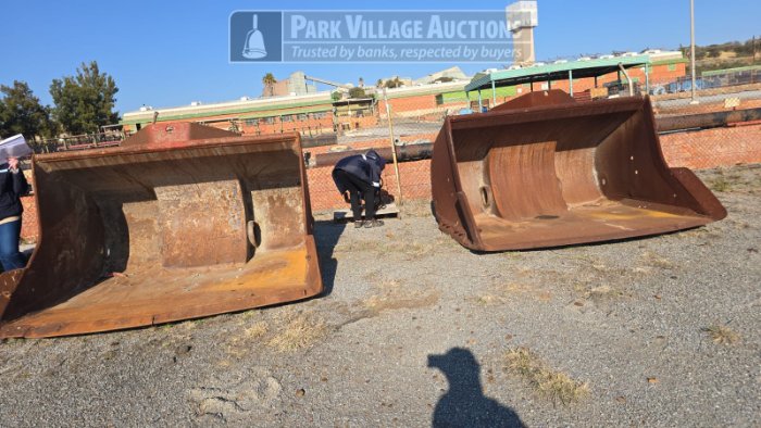 2 X LHD BUCKETS