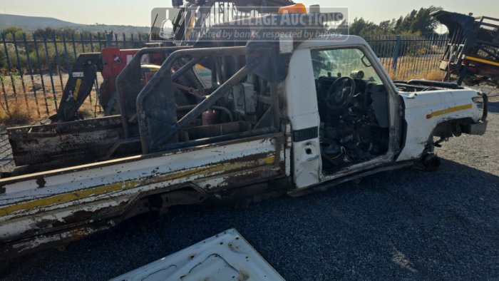 1 X TOYOTA LAND CRUISER 79 CHASSIS AND BODY WITH ENGINE AND BOX - NON RUNNER