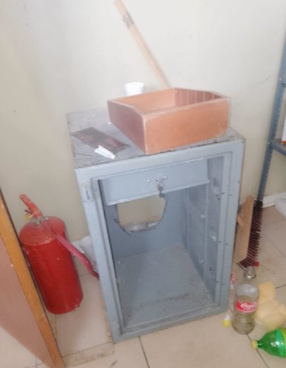1 X SMALL SAFE