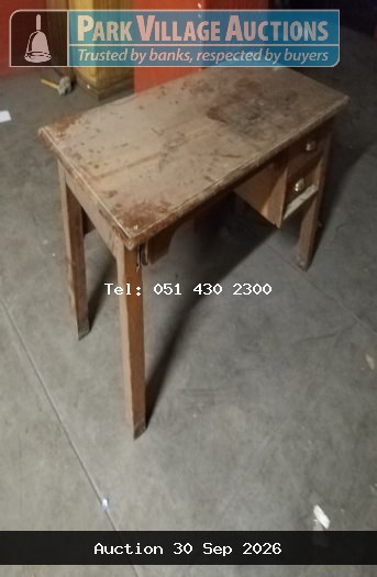 SMALL WOODEN OFFICE TABLE